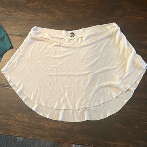 White bullet pointe skirt with skirt holder.